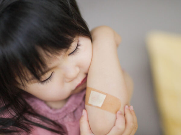 小児専門医が教える「正しいケガの応急処置」って? お出かけ前に覚えたい熱中症対策も