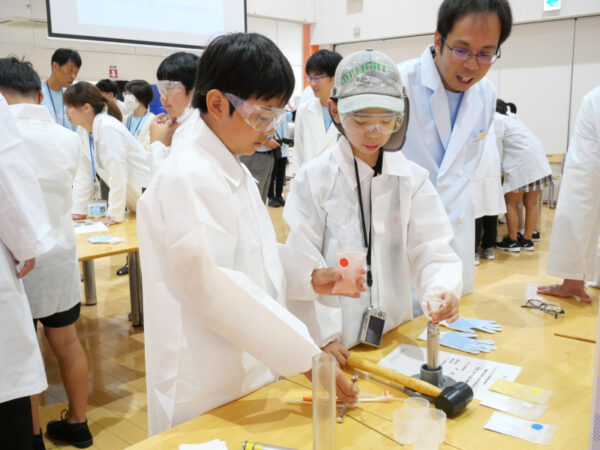 小学生が錠剤作りに挑戦! ファイザーの「サマーサイエンススクール」が面白すぎた