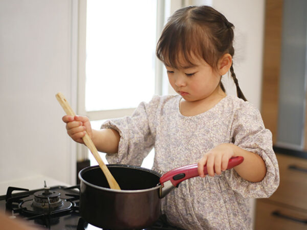 「自分でできる子どもに育てる」モンテッソーリ教育とは? 家庭で実践する3つのコツ