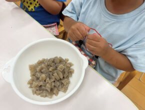 【0～6歳・年齢別】モンテッソーリ教育の「生活のおしごと」実践例＆おすすめグッズ