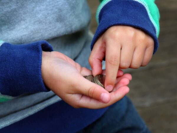 小学生1200人に調査! お小遣いはいつから・ いくら・どうやってもらってる?