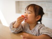 子どもの「晩御飯を待てない問題」にうまく対処！ 『お助けおやつ』の3か条｜おやつ調査①