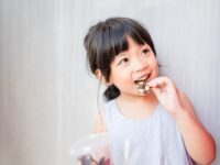 子どもの「晩御飯を待てない問題」に対処！ 適切なおやつで食生活を守る｜おやつ調査②