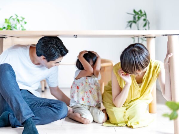 2025年最新防災グッズ4選! 子育てファミリーにおすすめのライト・寝袋・衣服・端末